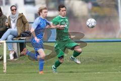 Kreisliga - Saison 2023/24 -  SV Hundszell - SV Denkendorf - Paul Amann blau Hundszell - Jonas Löffler grün Denkendorf - Foto: Meyer Jürgen