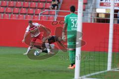 Toto-Pokal - Saison 2023/2024 - FC Ingolstadt 04 - Jahn Regensburg - Yannick Deichmann (Nr.20 - FCI) - Torwart Alexander Weidinger (Nr.32 - Regensburg) - Foto: Meyer Jürgen