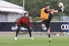 3. Liga; FC Ingolstadt 04 - Trainingsauftakt, gekonnter Torschuß, Neuzugang Pascal Testroet (37, FCI) lupft den Ball über den Torwart