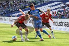 2.BL; Hannover 96 - FC Ingolstadt 04; Zweikampf Kampf um den Ball Thomas Keller (27, FCI) Jannik Dehm (25 Hannover) Maximilian Beier (14 Hannover)