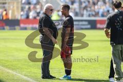 3. Liga; TSV 1860 München - FC Ingolstadt 04; Sieg Jubel Freude Vorsitzender des Vorstandes Peter Jackwerth (FCI) redet mit Marcel Costly (22, FCI)