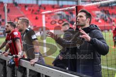 3. Liga; FC Ingolstadt 04 - VfL Osnabrück; Niederlage, hängende Köpfe die Mannschaft vor den Fans, Ehrenrunde mit Cheftrainer Guerino Capretti (FCI) macht eine Ansage zu den Fans