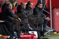 3. Liga; FC Ingolstadt 04 - Hallescher FC; Co-Trainer Mike Krannich (FCI) Cheftrainer Rüdiger Rehm (FCI) Sportmanager Malte Metzelder (FCI) gespannt auf der Bank