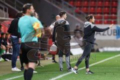 3. Liga; FC Ingolstadt 04 - SV Waldhof Mannheim; Cheftrainerin Sabrina Wittman (FCI) an der Seitenlinie, Spielerbank