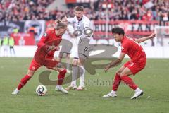 3. Liga; Rot-Weiss Essen - FC Ingolstadt 04; Zweikampf Kampf um den Ball Moustier Tom (28 RWE) Benjamin Kanuric (8, FCI) Mizuta Kaito (24 RWE)