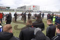 AUDI - Schanzer Amateur Cup 2023 - Finale - TSV Hohenwart - FC Mindelstetten - 5:3 - Geschäftsführer Sport und Kommunikation Dietmar Beiersdorfer (FCI) und Andreas Zelzer (Audi) bei der Siegerehrung -.Foto: Meyer Jürgen