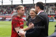 2.BL; FC Ingolstadt 04 - FC Hansa Rostock; vor dem Spiel Verabschiedung der Spieler die den Verein verlassen. Torwart Robert Jendrusch (1, FCI) Sportmanager Malte Metzelder (FCI) Geschäftsführers Dietmar Beiersdorfer (FCI Sport Kommunikation)