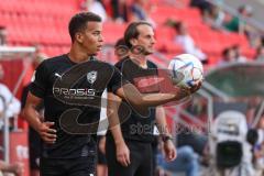 DFB Pokal; FC Ingolstadt 04 - SV Darmstadt 98; Einwurf Marcel Costly (22, FCI) hinten Cheftrainer Rüdiger Rehm (FCI)