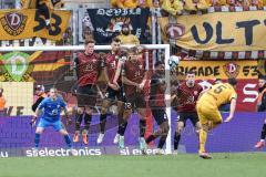 3. Liga; FC Ingolstadt 04 - SG Dynamo Dresden; Mauer Freistoß Arslan Ahmet (5 DD) schiesst, Torwart Marius Funk (1, FCI) Sebastian Grönning (11, FCI) Lukas Fröde (34, FCI) Simon Lorenz (32, FCI) Bryang Kayo (48, FCI) Mladen Cvjetinovic (19, FCI)