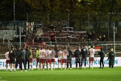 3. Liga; FC Viktoria Köln - FC Ingolstadt 04; Niederlage, hängende Köpfe Spieler bedanken sich bei den mitgereisten Fans