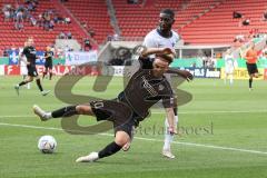 DFB Pokal; FC Ingolstadt 04 - SV Darmstadt 98; Pfeiffer Patric (5 SVD) Hawkins Jalen (20 FCI) fällt, Zweikampf Kampf um den Ball