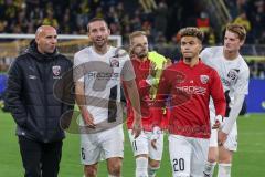 DFB Pokal; Borussia Dortmund - FC Ingolstadt 04; Niederlage, hängende Köpfe, Dank an die mitgereisten Fans, Cheftrainer André Schubert (FCI) Rico Preißinger (6, FCI) Hawkins Jaren (20 FCI) Maximilian Neuberger (38, FCI) Maximilian Beister (11, FCI)