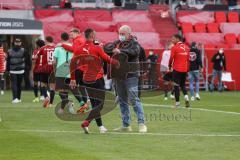 Relegation 1 - FC Ingolstadt 04 - VfL Osnabrück - Spiel ist aus, 3:0 Sieg, die Schanzer feiern mit den 250 Fans im Stadion Jubel Fans, Fatih Kaya (9, FCI) Vorsitzender des Vorstandes Peter Jackwerth (FCI)