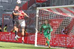 3. Liga - Saison 2025/26 - Energie Cottbus - FC Ingolstadt 04  - Christensen Gustav (Nr.24 - FC Ingolstadt 04) - Torwart Alexander Sebald (Nr.1 - FC Energie Cottbus) - Axel Borgmann (Nr.20 - FC Energie Cottbus) - Foto: Meyer Jürgen