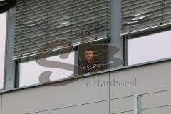 3.Liga - Saison 2022/2023 - FC Ingolstadt 04 -  - Cheftrainer Michael Köllner (FCI) schaut den Kindern der AUDI Schanzer Fußballschule zu - Funktionsgebäude - Foto: Meyer Jürgen