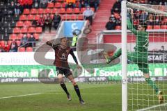 2.BL; FC Ingolstadt 04 - FC ST. Pauli; kommt zu spät Filip Bilbija (35, FCI) Torwart Vasilj Nikola (22 Pauli) sicher