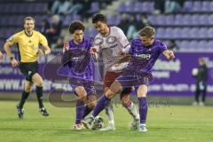3. Liga; Erzgebirge Aue - FC Ingolstadt 04; Zweikampf Kampf um den Ball Fredrik Carlsen (8, FCI) Fabisch Jonah (20 Aue) Majetschak Erik (13 Aue)