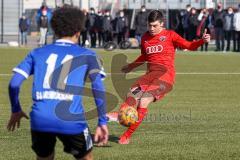 A - Junioren Bundesliga Süd/Südwest -  Saison 2021/2022 - FC Ingolstadt 04 - 1. FC Saarbrücken - Keidel Felix (#8 FCI) schießt einen Freistoß -  - Foto: Meyer Jürgen