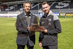 3. Liga; SV Sandhausen - FC Ingolstadt 04; nach dem letzten Saisonspiel überreichte Thino Müller vom Magazin kicker Jannik Mause (7, FCI) die Kanone an den Torschützenkönig der 3. Liga für 18 Tore