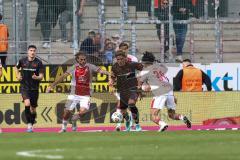 3. Liga; Rot-Weiss Essen - FC Ingolstadt 04; Zweikampf Kampf um den Ball Dennis Kaygin (10, FCI) Mizuta Kaito (24 RWE) Rios Alonso José-Enrique (23 RWE)