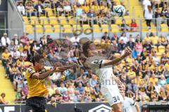 3. Liga; SG Dynamo Dresden - FC Ingolstadt 04; Kammerknecht Claudio (15 DD) Lukas Fröde (34, FCI) Zweikampf Kampf um den Ball Kopfball