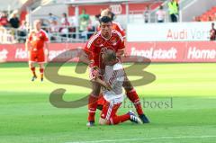 Roy Makaay wird von Helmut Drotlef gebremst.Foto: Adalbert Michalik
