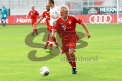 Paul Breitner als Kapitän der FC Bayern Allstars. Foto: Adalbert Michalik

