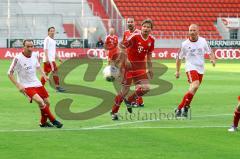 Michael Tarnat spielt einen Pass in die Tiefe. Foto: Adalbert Michalik
