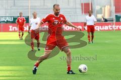 Markus Babbel als Ballverteiler. Foto: Adalbert Michalik
