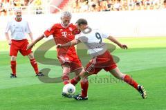 Paul Breitner im Zweikampf gegen Gerry Schmidt. Foto: Adalbert Michalik