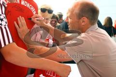 Hans Pflügler schreibt Autogramme und zeigt Fannähe. Foto: Adalbert Michalik