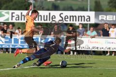 Toto-Pokal; SV Hutthurm - FC Ingolstadt 04; Jannik Mause (7, FCI) scheitert an Torwart Joseph Breinbauer (SVH)