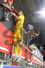Toto-Pokal - Saison 2023/2024 - FC Ingolstadt 04 - Jahn Regensburg - Elfmeterschießen gewonnen - jubel - Torwart Marius  Funk (Nr.1 - FCI) hält den Elfmeter - auf dem weg zu den Fans - Megaphon - Foto: Meyer Jürgen