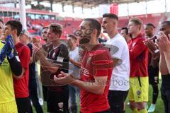 2.BL; FC Ingolstadt 04 - Fortuna Düsseldorf; Spiel ist aus, Niederlage, hängende Köpfe Enttäuschung, Spieler Ehrenrunde, Fans reden mit den Spielern  Rico Preißinger (6, FCI) Christian Gebauer (22, FCI) Stefan Kutschke (30, FCI) Maximilian Neuberger (38, 