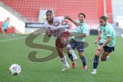 2. Frauen-Bundesliga; FC Ingolstadt 04 - SC Sand; Kuya-Strobel Melissa (14 FCI) Zweikampf Kampf um den Ball Takizawa Rio (17 Sand) Yaple Emily (14 Sand)