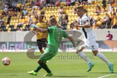 2.BL; Dynamo Dresden - FC Ingolstadt 04, kommt zu spät, Stefan Kutschke (30, FCI) Torwart Broll Kevin (1 DD)