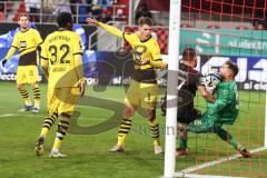 3. Liga; FC Ingolstadt 04 - Borussia Dortmund II; Zweikampf Kampf um den Ball Pascal Testroet (37, FCI) Torwart Lotka Marcel (35 BVB2) Roggow Franz (8 BVB2) Kamara Abdoulaye (32 BVB2)