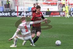 3. Liga; FC Ingolstadt 04 - Rot-Weiss Essen; Denis Linsmayer (23, FCI) Berlinski Ron ( RWE) Zweikampf Kampf um den Ball