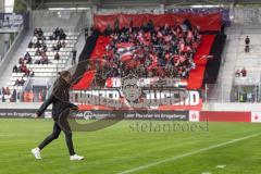 3. Liga; Erzgebirge Aue - FC Ingolstadt 04; Fan Fankurve Banner Fahnen Spruchband Choreografie Schanzer Jugend Frankenstein Cheftrainerin Sabrina Wittmann (FCI) geht über das Feld