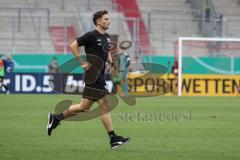 DFB Pokal; FC Ingolstadt 04 - SV Darmstadt 98; Mannschaftsarzt Dr. Alexander Röhrl eilt aufs Feld zu Patrick Schmidt (9, FCI)