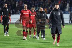 3. Liga; VfL Osnabrück - FC Ingolstadt 04; Spiel ist aus, Niederlage, hängende Köpfe, Spieler bedanken sich bei den Fans Cheftrainerin Sabrina Wittmann (FCI) Linus Rosenlöcher (19, FCI) Simon Lorenz (32, FCI) Gustav Christensen (24, FCI)