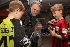 3.Liga - Saison 2022/2023 - FC Ingolstadt 04 -  - Fantreffen im Sporttreff - Geschäftsfüher Sport und Kommunikation Dietmar Beiersdorfer (FCI) - mit Fans und gibt Autogramme - Foto: Markus Banai