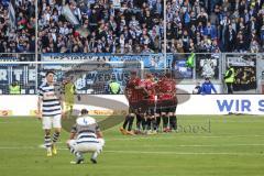 3. Liga; MSV Duisburg - FC Ingolstadt 04; Sieg 0:1 Jubel Freude, Marcel Costly (22, FCI) Calvin Brackelmann (17, FCI) fallen sich in die Arme, Tobias Bech (11, FCI) Dominik Franke (3 FCI)