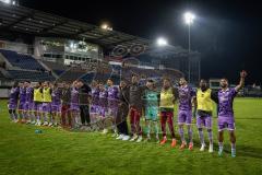 Toto-Pokal; SV Wacker Burghausen - FC Ingolstadt 04; Spiel ist aus, Sieg Jubel Freude, Team vor den mitgereisten Fans. Erreichen des Viertelfinales Spieler bedanken sich bei den Fans