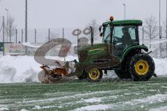 2023_12_1 - - Saison 2023/24 - Schnee auf dem Fussballplatz - ASP - Audi Sport Park - Platz ist gesperrt - Schild platz ist gesperrt Schnee Tor Spielabsage Schnee schippen Traktor Greenkeeper - Foto: Meyer Jürgen