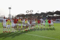 3. Liga; SpVgg Unterhaching - FC Ingolstadt 04; Sieg Jubel Freude 0:3, Spieler bedanken sich bei den Fans