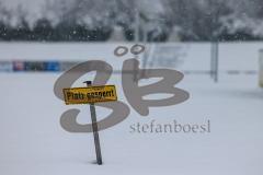 2023_12_1 - - Saison 2023/24 - Schnee auf dem Fussballplatz - SV Zuchering - Platz ist gesperrt - Schild platz ist gesperrt Schnee Tor Spielabsage Schnee - Foto: Meyer Jürgen