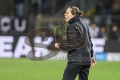 3. Liga; SSV Ulm - FC Ingolstadt 04; an der Seitenlinie, Spielerbank Cheftrainerin Sabrina Wittmann (FCI) gibt Anweisungen