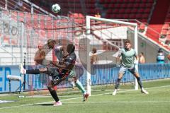 3. Liga; FC Ingolstadt 04 - Würzburger Kickers; Zweikampf Kampf um den Ball Obed Ugondu (17, FCI) de Medina Nathan (4 WKI) Torwart Hipper Johann (1 WKI)