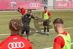 Bayernliga Süd - Saison 2022/2023 - FC Ingolstadt 04 II -  Trainingsauftakt - Käs Alexander Trainer FCI spricht mit seinen Spielern - Foto: Meyer Jürgen